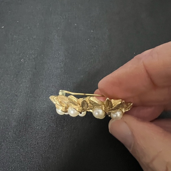 Vintage 1970s Costume Jewelry Avon Faux Pearl And Gold Leaves Wreath Brooch - Picture 5 of 9